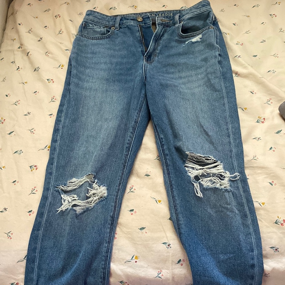 barely worn american eagle ripped jeans slight baggy fit